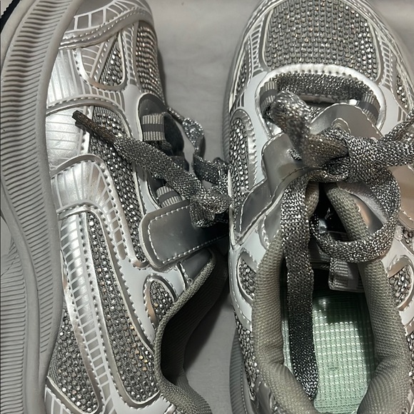 SHEIN Silver and White Sneakers Modern Sporty Design - Picture 7 of 7